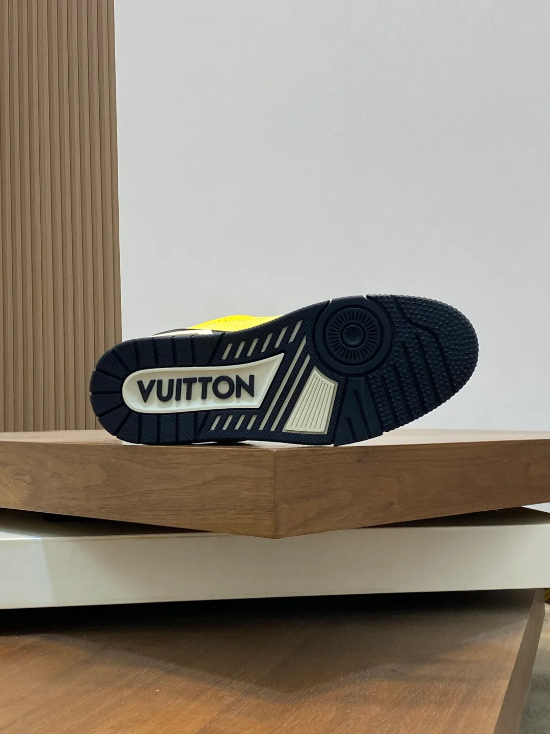 Men's men's shoes 💰820 Lujia New Color Men's 🧍‍♂️trainer sneakers, this LV Trainer sneaker is made of soft grained calfskin, showing pure tones, the #54 logo on the back traces the brand's birth in 1854, the designer's handwritten brand logo embellishes one side, designed by Virgil Abloh himself, a very commemorative sneaker, the new LV Louis Vuitton louis vuitton trainer sneaker low casual sports culture versatile basketball sneakers Size: 35-46 (customized for women 40, men 46)